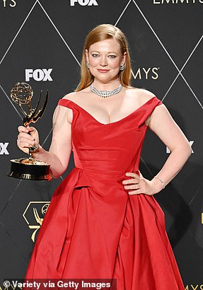 莎拉·斯努克 (Sarah Snook) 凭借《继承之战》荣获剧情类最佳女主角奖