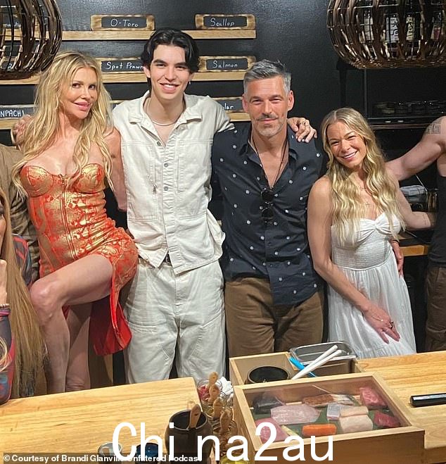 布兰迪·格兰维尔 (Brandi Glanville) 和埃迪·西布里安 (Eddie Cibrian)(如图中)在 2010 年与 LeAnn 发生婚外情后发生了激烈的分手。然而,三人组从此成为了一个幸福的“现代家庭”