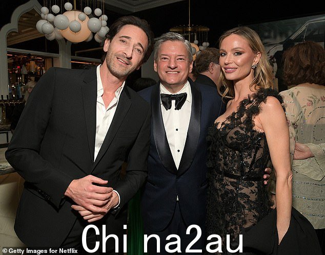 两人与 Netflix 联合首席执行官特德·萨兰多斯 (Ted Sarandos) 在众星云集的派对后合影