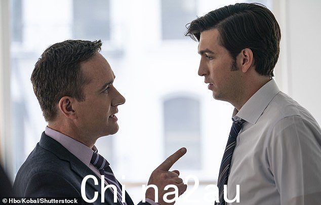尼古拉斯·博朗和马修·麦克费登在 2019 年《继承之战》第二季的宣传剧照中拍摄