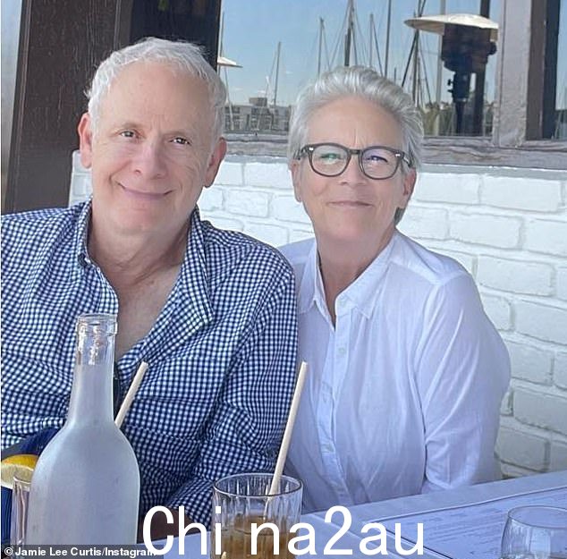 12 月 18 日,《鬼屋》女演员和她的丈夫 Christopher Guest(左,9 月 3 日)令人印象深刻地庆祝了他们的 39 周年结婚纪念日