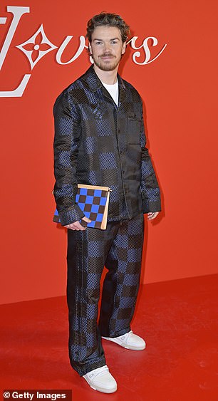 Will Poulter 将经典的 Louise Vuitton 印花融入蓝色搭配中
