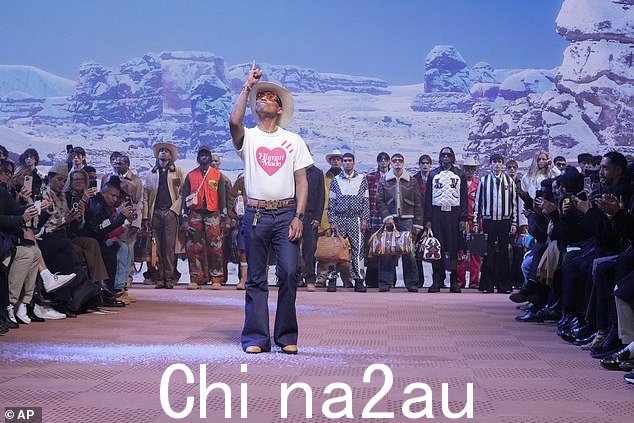 音乐家 Pharrell 在时装秀后登上舞台,担任男装逃亡活动的设计师