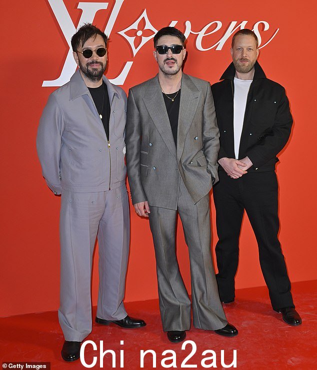 Marcus 与他的 Mumford and Sons 乐队成员一起参加时装秀