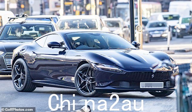 这位 49 岁的设计师开着法拉利在伦敦街头行驶,这款车从 0 加速到 60 英里只需 3.4 秒,最高时速可达 199 英里