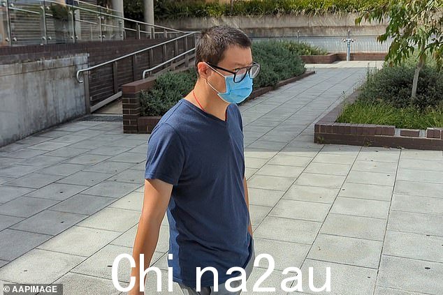 被指控的短信网络钓鱼骗子苏轩戴着面具周三出现在利物浦地方法院后,他为了躲避镜头