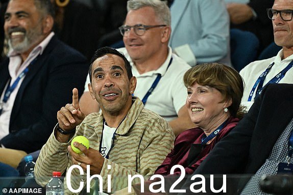 前澳大利亚规则选手埃迪·贝茨 (Eddie Betts) 接球2024 年澳大利亚网球公开赛第 4 天,2024 年 1 月 17 日星期三在墨尔本墨尔本公园举行的澳大利亚公开赛第 2 轮比赛中,澳大利亚选手阿列克谢·波皮林 (Alexei Popyrin) 与塞尔维亚选手诺瓦克·德约科维奇 (Novak Djokovic) 之间的第二轮比赛中的一个流球。(AAP 图片/James Ross)无存档,仅供编辑使用