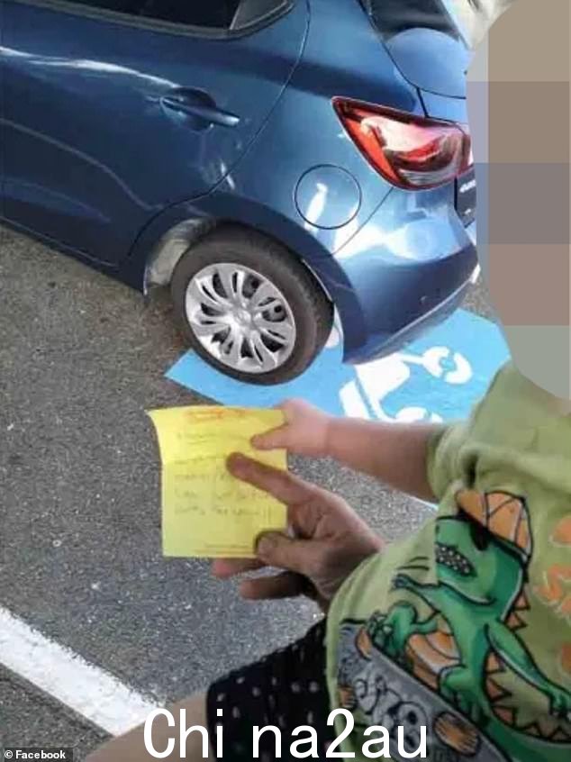 他在脸书上发帖泄愤,分享了一张自己和襁褓中的儿子拿着纸条的照片