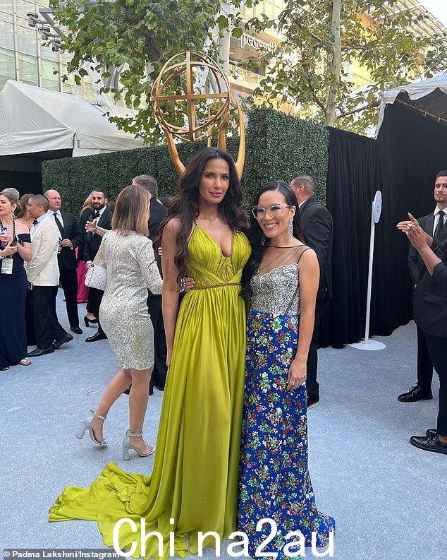 在红地毯上,Padma 与牛肉女演员 Ali Wong 聊天,后者将在演出期间将限定剧或电视电影女主角奖杯带回家