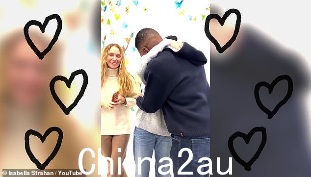 治疗结束后,她在掌声中走出去,她的父亲迈克尔·斯特拉汉 (Michael Strahan) 拍摄了照片,然后给了她一个拥抱,并得到了她的双胞胎妹妹索菲亚的拥抱