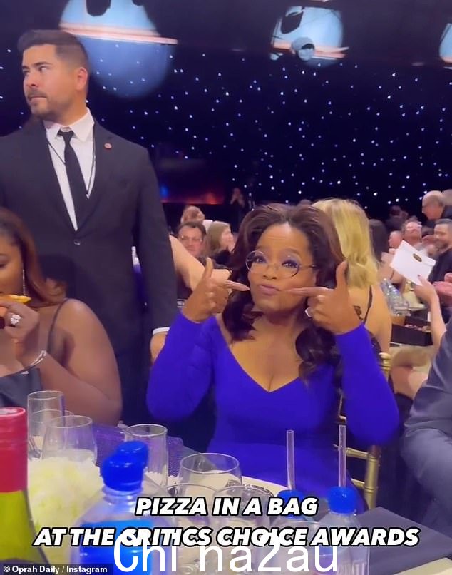 一个搞笑片段展示了奥普拉·温弗瑞 (Oprah Winfrey) 拒绝吃评论家选择奖上提供的“袋装披萨”的那一刻