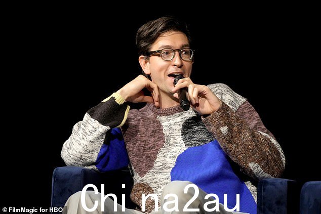尼古拉斯·布劳恩 (Nicholas Braun) 错过了艾美奖最佳男配角奖,但马修在参加小组讨论时仍然显得很高兴
