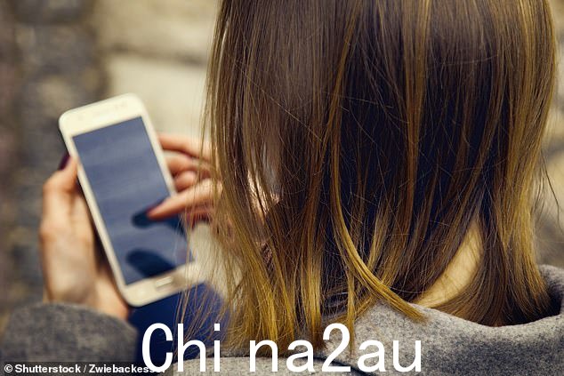 《使命召唤》明星阿德里安·邓巴与本尼迪克特·康伯巴奇和丹尼尔·克雷格一起抨击了剧院里打电话的人这种“奇怪的现代现象”(库存图片)” class=