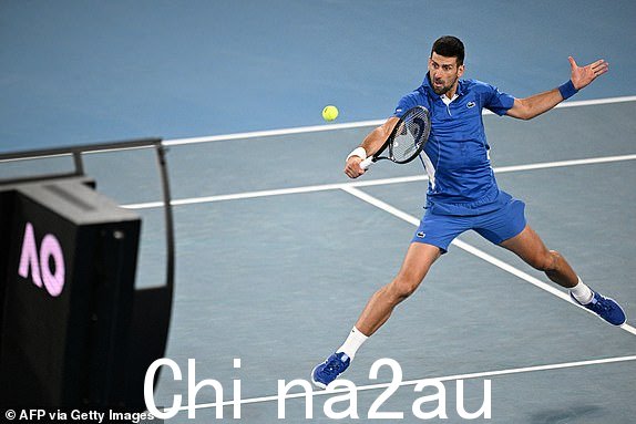 塞尔维亚选手诺瓦克·德约科维奇 (Novak Djokovic) 击球对阵澳大利亚选手阿列克谢的回击2024 年 1 月 17 日，波皮林在墨尔本举行的澳大利亚网球公开赛第四天的男单比赛中。（安东尼·华莱士/法新社拍摄）/——图片仅限编辑使用——严禁商业用途——（安东尼拍摄华莱士/法新社来自盖蒂图片社)