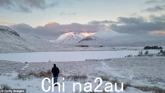 今天早上苏格兰兰诺赫沼泽结冰的湖泊和白雪覆盖的山丘的景色