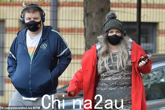 Kayleigh Driver(右),31 岁和父亲 Michael Davis,29 岁(左)今天出现在莱斯特刑事法庭 - 两人均否认谋杀 Ollie Davies 并导致或允许死亡