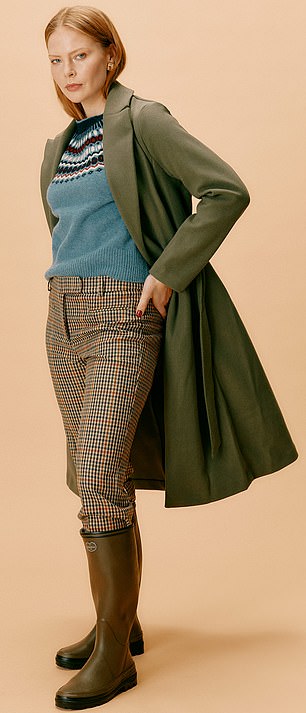 我们的模特将克劳迪娅的服装与高街品牌 New Look 的外套搭配