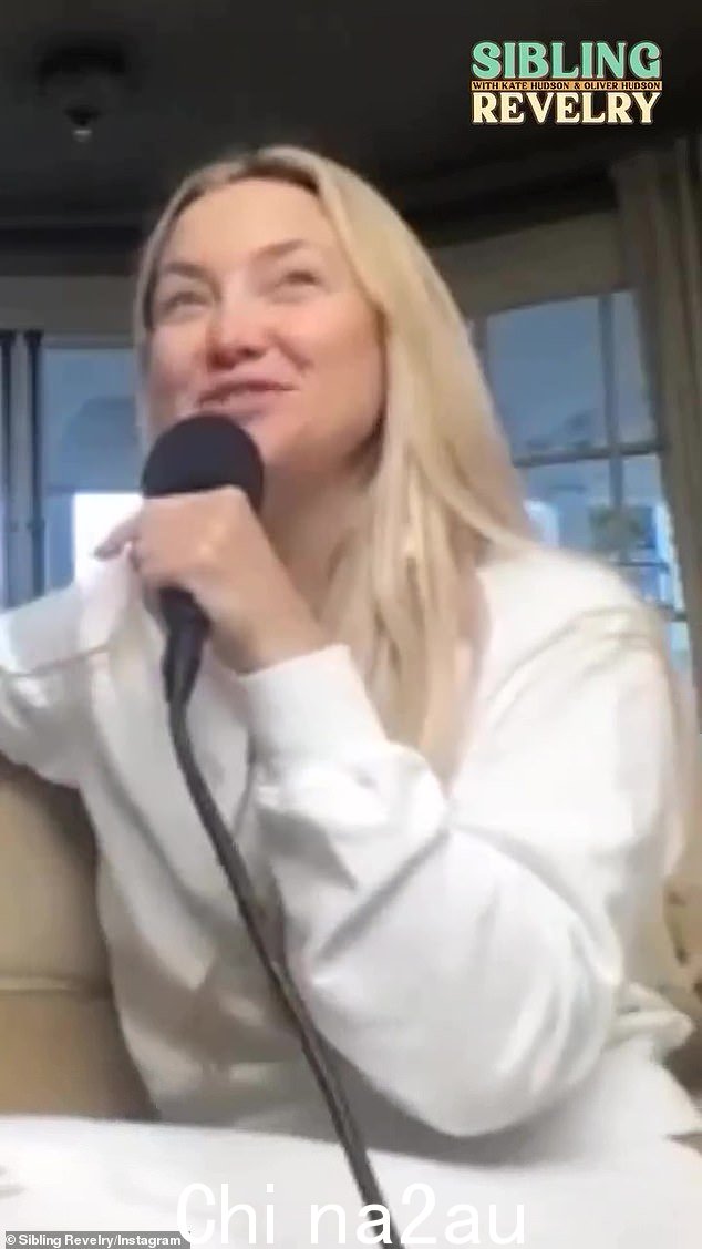 凯特·哈德森 (Kate Hudson) 透露,她最近在周日播客 Sibling Revelry 的节目中与两个疏远的同父异母姐妹之一重新建立了联系(上周五拍摄)