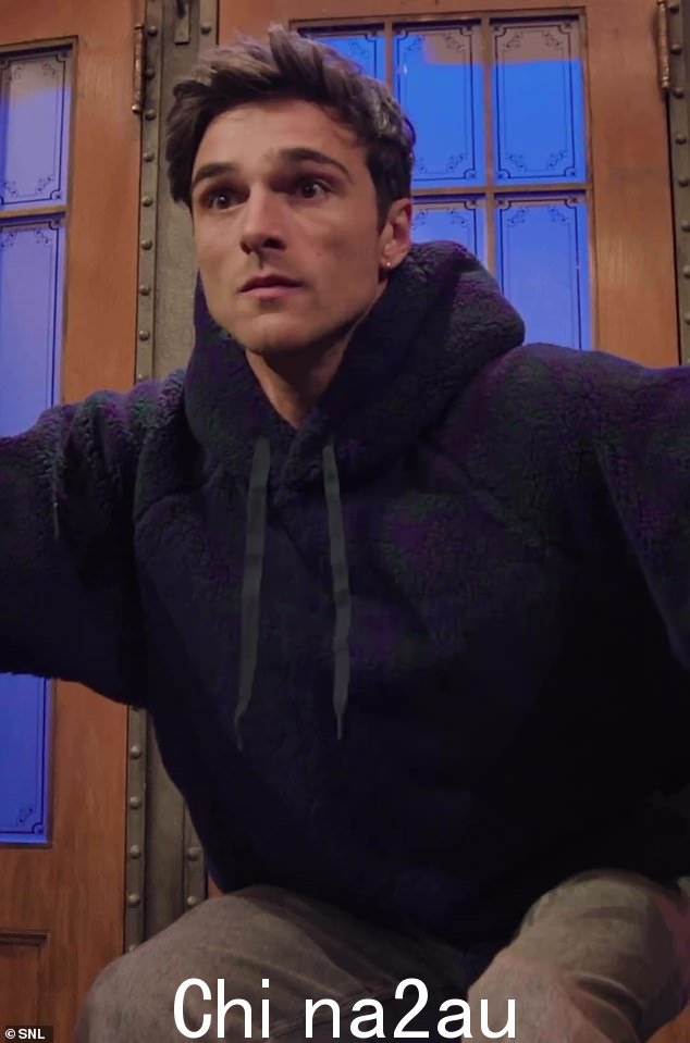 Jacob Elordi 是当下的风云人物今年冬天,得益于他在电影《普里西拉》和《索尔特伯恩》中的突破性表演。但在他即将于本周末主持的《周六夜现场》的第一个预告片中,这位演员出演了一个他一点也不自信的小品