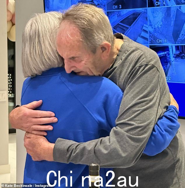 凯特与父母的亲密关系一直是社交媒体粉丝的欢乐源泉经常分享赞扬家人之间明显的爱的信息