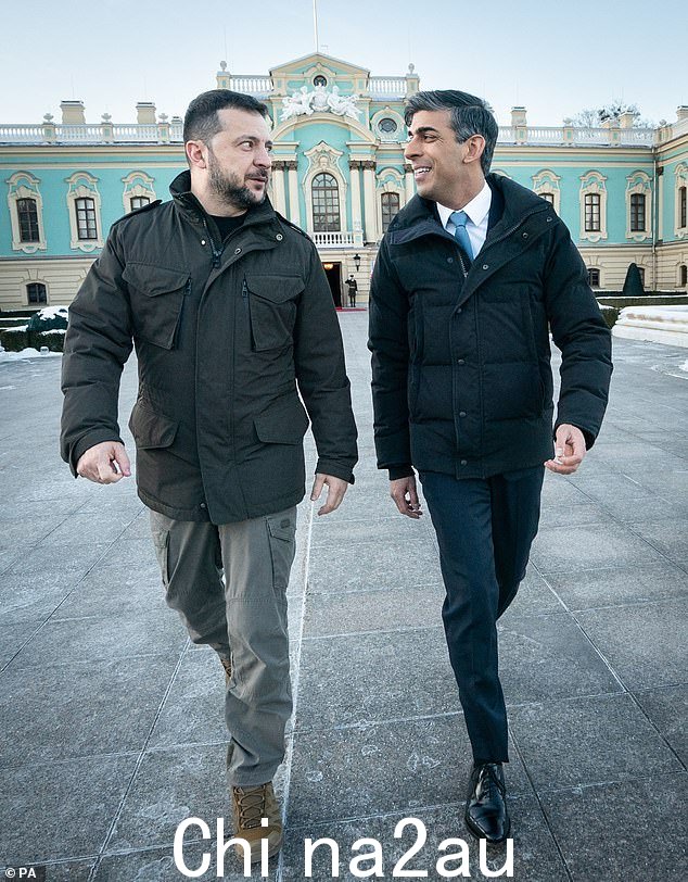 总理里希·苏纳克 (Rishi Sunak) 与总统弗拉基米尔·泽伦斯基 (Volodymyr Zelensky)(右)一起访问乌克兰基辅总统府,宣布一项 25 亿英镑的新一揽子重大军事援助计划来年