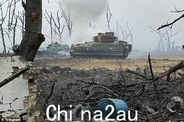布拉德利步兵战车在斯特波韦郊区与三辆俄罗斯 BMP-2 装甲车交战,摧毁了每一辆