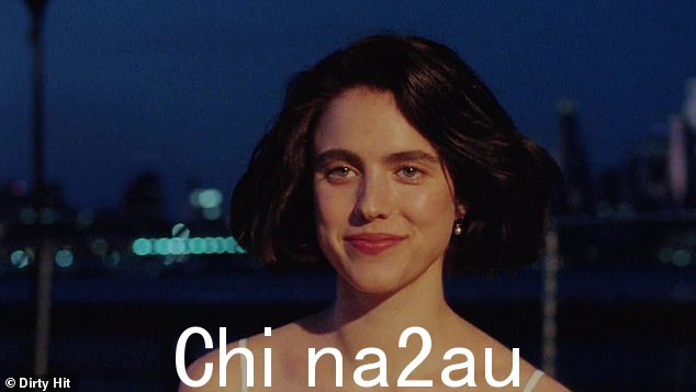 玛格丽特·库利 (Margaret Qualley) 出现在她丈夫杰克·安东诺夫 (Jack Antonoff) 的新音乐视频中,展示了她跳舞的一面