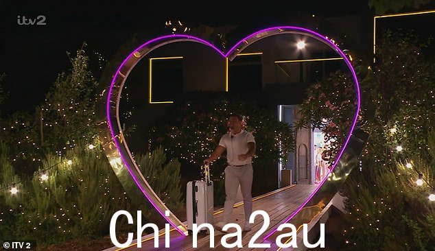 当杰克离开南非爱情岛全明星别墅时,有人看到杰克推着行李箱