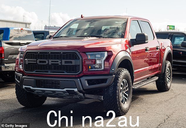 福特经销商处的福特 F-150 Raptor 皮卡车