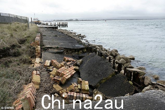 自做出决定以来,招聘主管格兰菲尔德先生首次发表讲话,他告诉《每日邮报》,他“非常失望”,市议会“错过了一个绝佳的机会”。图为:破碎的海防系统