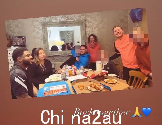 熊的妹妹海莉发布了一家人吃达美乐披萨的照片
