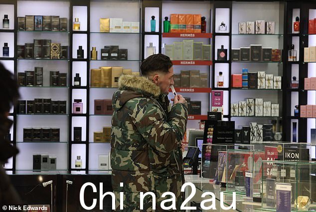 后来看到 Bear 在他的个人梳洗日品尝须后水