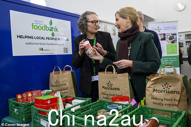 尽职尽责的公爵夫人正在为沃尔顿和赫舍姆食品银行打包食物捐赠