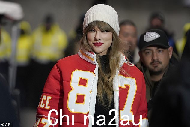 泰勒·斯威夫特 (Taylor Swift) 通过 Netflix 剧集《四分卫》向 NFL 发起冲击