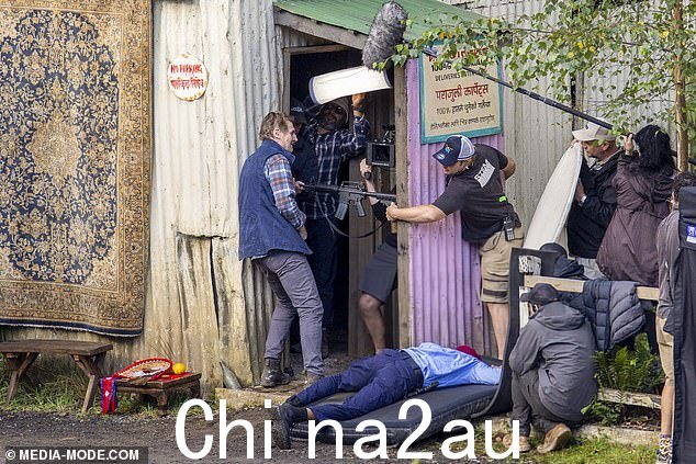 《飓风营救》明星在拍摄时穿着格子衬衫和羽绒背心