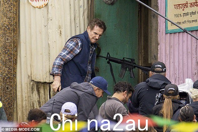 可以看到正在使用假枪