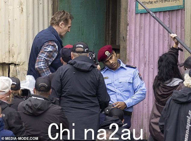 尽管墨尔本夏季天气炎热,利亚姆仍然穿着看起来像冬季套装的衣服