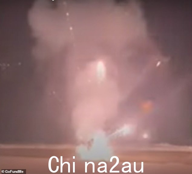 凌晨 3 点,两个孩子的父亲在 Kelan 海滩上点燃烟花,其中一枚在他拿着烟花时爆炸,导致他的手严重受伤