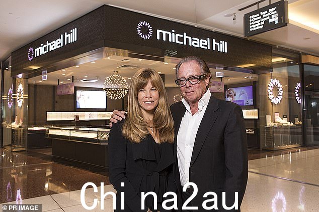 这家珠宝零售商于 45 年前由 Michael Hill(与他的女儿艾玛合影)在新西兰创立