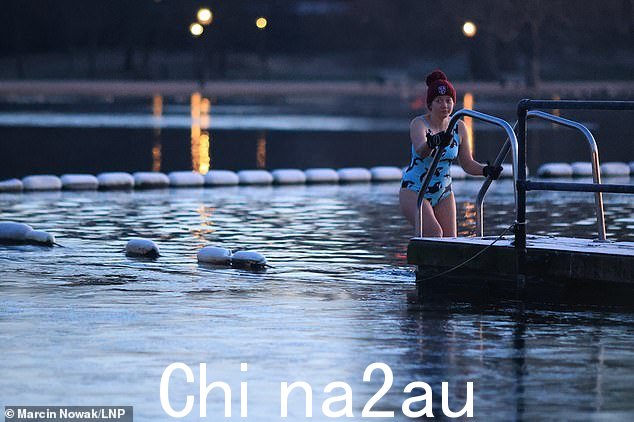 今天清晨,游泳者们在伦敦海德公园的冰冷蛇纹石上游泳