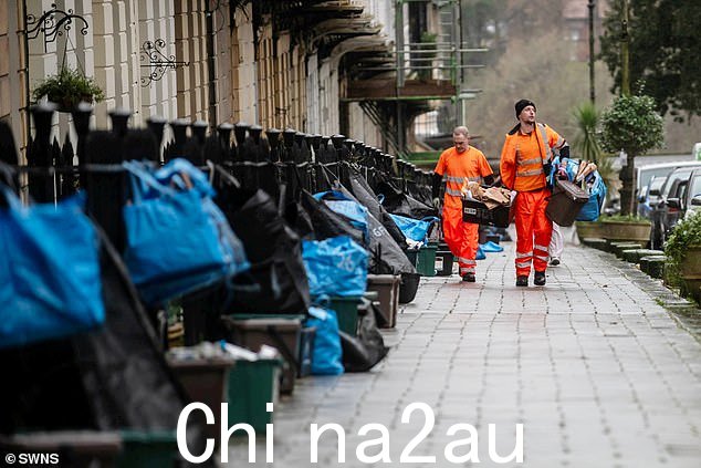 布里斯托尔每两周收集一次垃圾箱,这意味着街道上经常堆满黑色袋子和纸板箱以及回收品