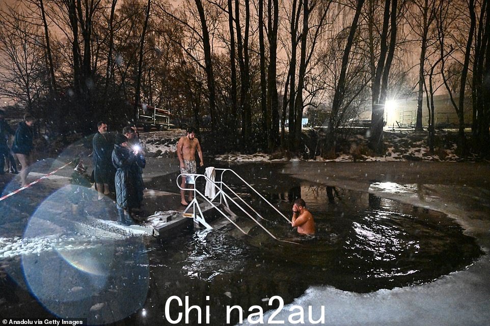 周四晚上,波兰克拉科夫主显节庆祝活动期间,东正教成员和信徒在巴格里湖冷水中沐浴
