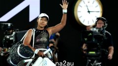 美国网球运动员艾玛·纳瓦罗在澳大利亚网球公开赛战胜伊丽莎白·科恰雷托后喝了啤酒