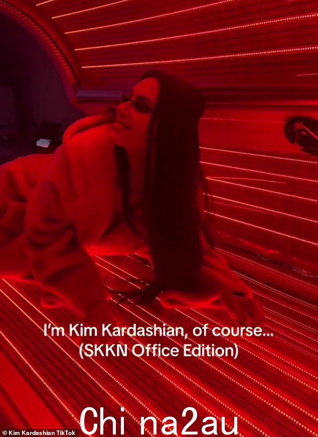 尽管她的家人患有黑色素瘤,但 Kim 在办公室展示巨大的日光浴床时看起来很轻松,这是 TikTok 新趋势的一部分