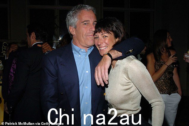 杰弗里·爱泼斯坦 (Jeffrey Epstein) 于 2019 年被发现死在牢房中。吉斯莱恩·麦克斯韦尔 (Ghislaine Maxwell) 因性交易罪被判有罪,目前在佛罗里达州监狱服刑,将于 2037 年获得假释资格