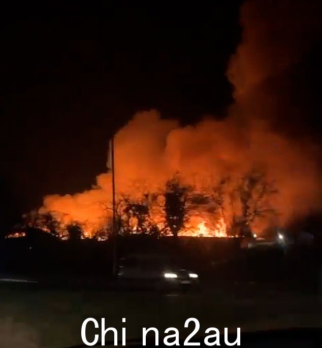 该地区有一个人报告听到“大量爆炸声”。住在附近的贝丝·爱德华兹 (Beth Edwards) 说:“在布里真德度过了一个美好的夜晚。这场火灾真的很严重'