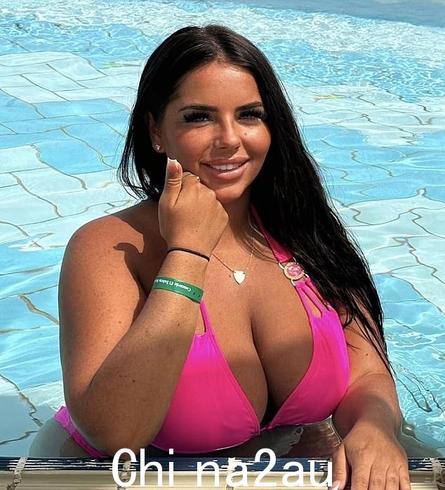 22 岁的朋友 Rachel Mucha 与 Chloe 一起在伊斯坦布尔,她告诉《每日邮报》:“Chloe 想要自我感觉良好,更好。她讨厌自己胸部的样子,所以她预订了在土耳其开展业务,那里比英国便宜得多'