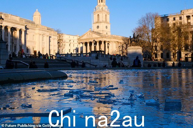 今天伦敦特拉法加广场的喷泉结冰,气温持续低于零度