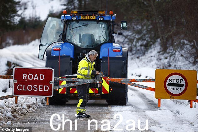 今天,一名男子在苏格兰阿德盖 A836 Scourie 公路上关闭雪门