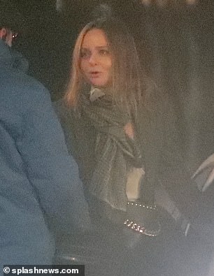 音乐偶像的时尚设计师女儿 Stella,52 岁,拎着自己品牌的镶钉手提包